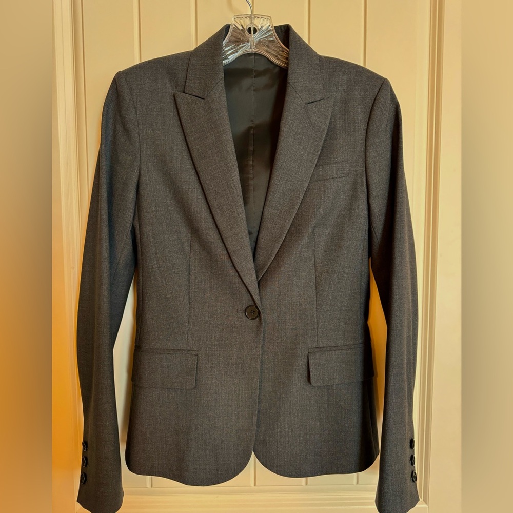Theory Gabe jacket
Size 4
Charcoal gray